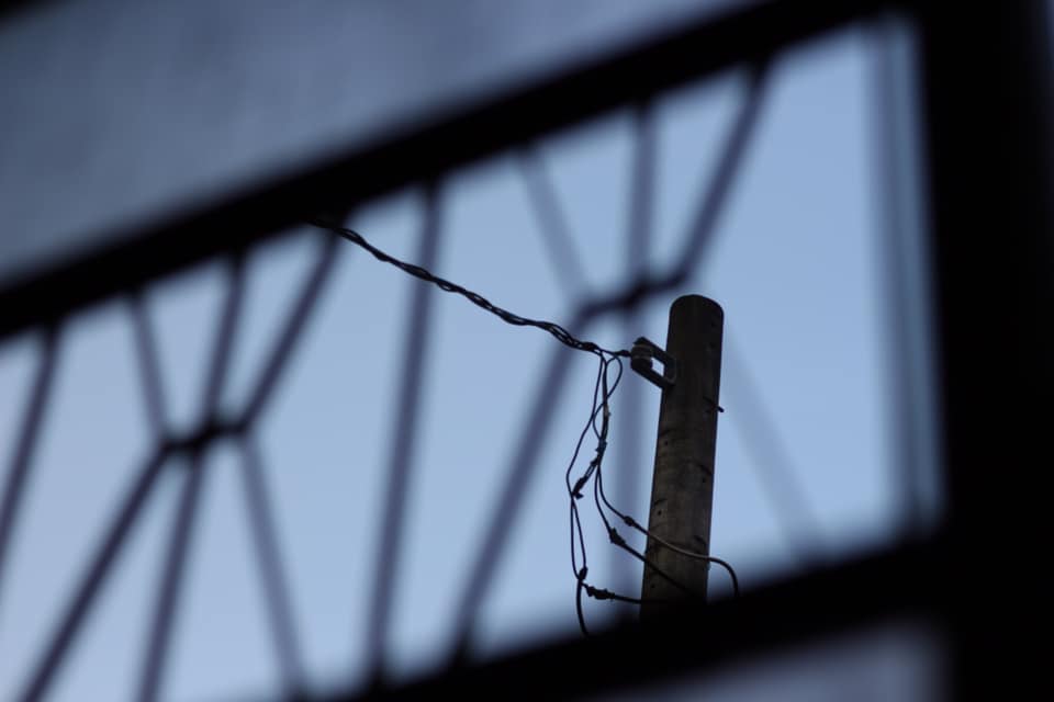 傍晚窗外的電線桿